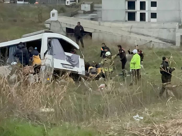 Esenyurt’ta servis midibüsü şarampole yuvarlandı: Feci kazada ölü ve yaralılar var