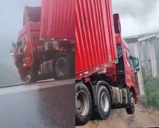 Aşırı yağışlarından ardından köprünün bir kısmı çöktü