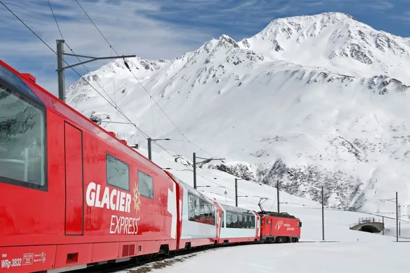 İsviçre'de 80 yolcu taşıyan tren raydan çıktı: Yaralılar var