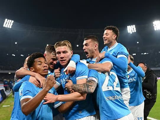 Napoli zirveyi kaptı: 38 yıllık rekoru kırdı