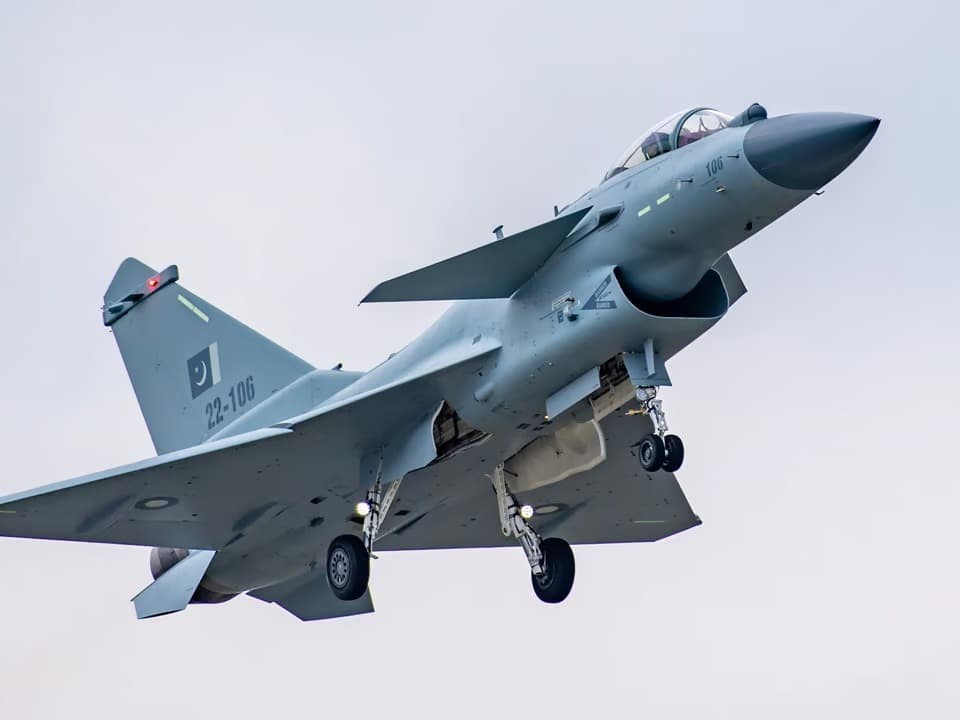 Pakistan'ın J-10 savaş uçakları iki Hint uçağını düşürdü