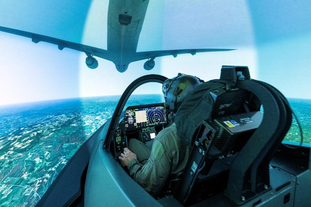 Lockheed Martin, 16 adet F-35 simülatörünü dört üste birbirine bağladı