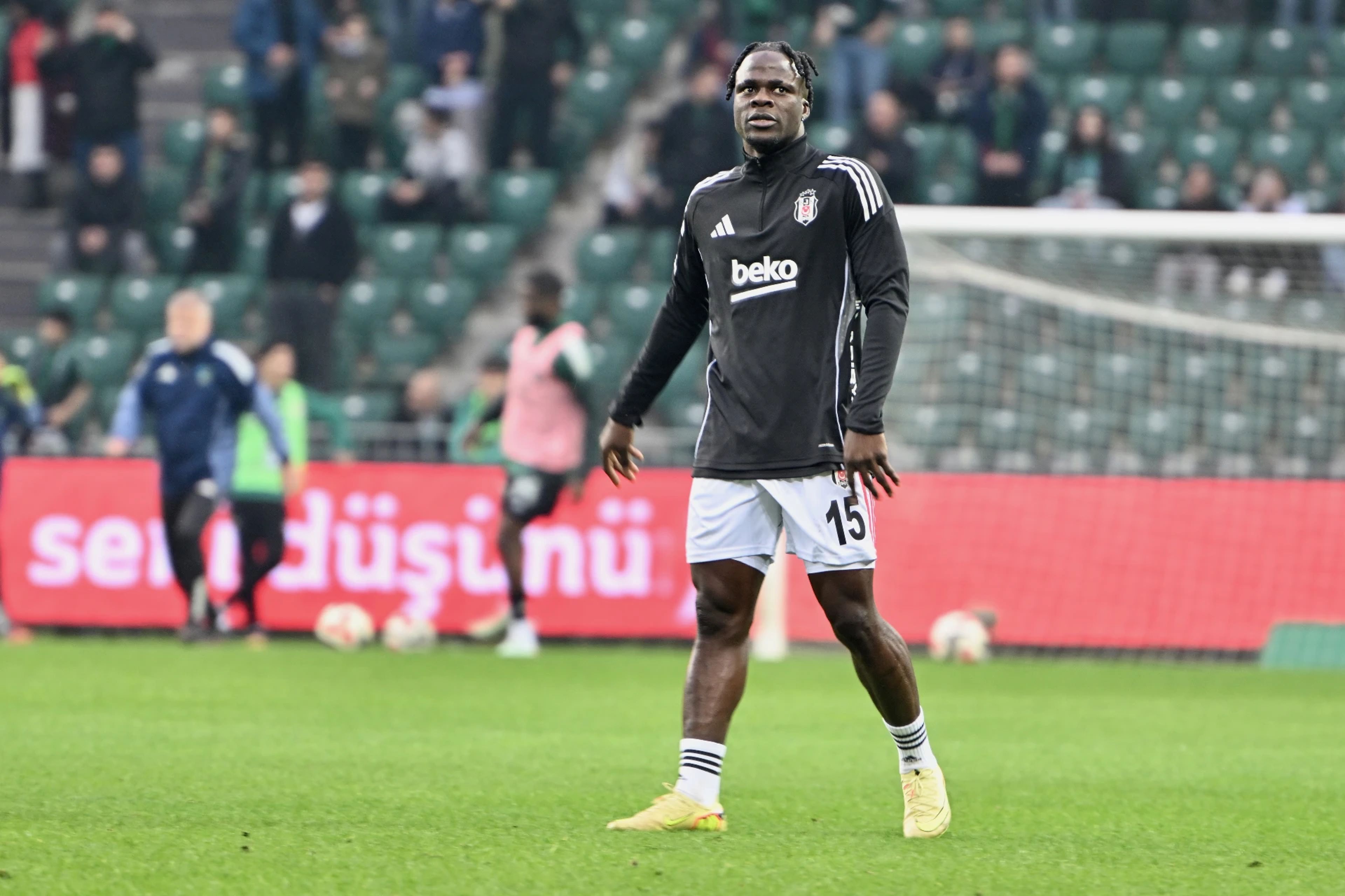 Junior Olaitan, eski takımına karşı