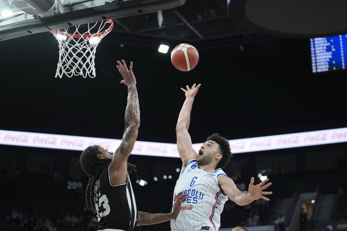 Basketbol Süper Ligi'nde yarı final heyecanı: Anadolu Efes Mersin Spor'u, Beşiktaş Galatasaray'ı saf dışı bırakarak yarı finale yükseldi
