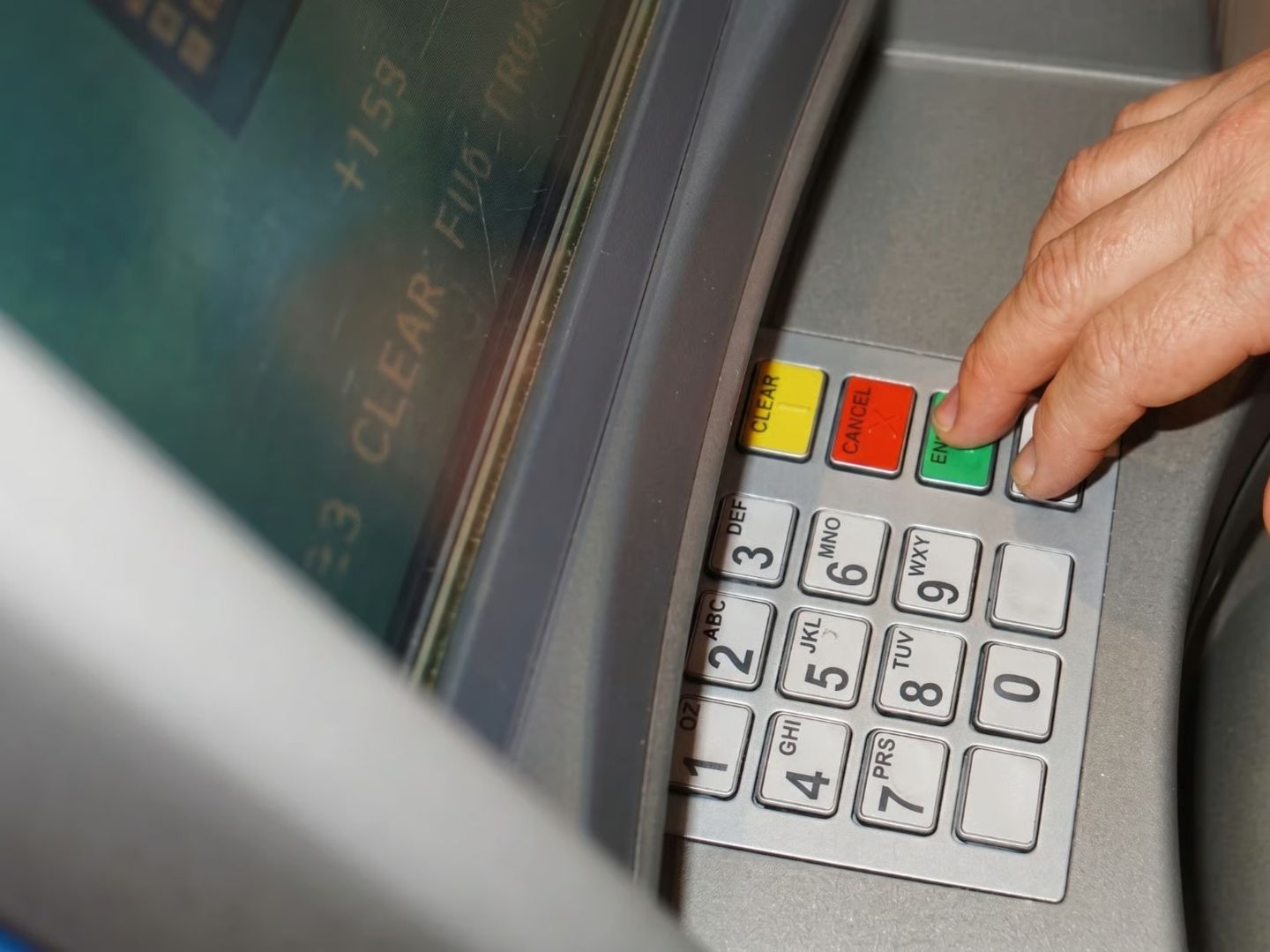 Makineler bile fark edemedi! ATM'lere sahte dolar yatıran şebeke çökertildi