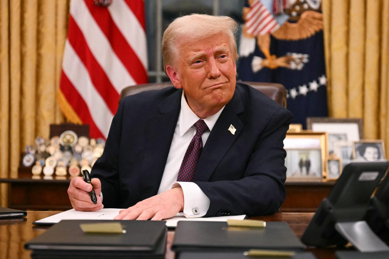 Trump Biden'ın otomatik kalem ile imzaladığı belgelerin geçersiz olduğunu açıkladı