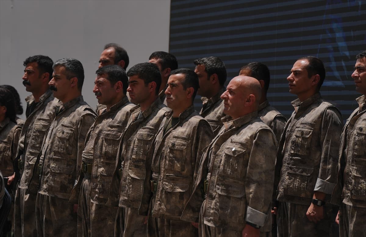 PKK'dan bir grup silahlarını imha etti