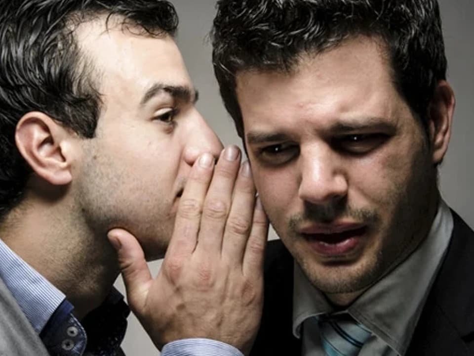 Eşinin dedikodusunu yaptı, tam kusurlu sayıldı! 