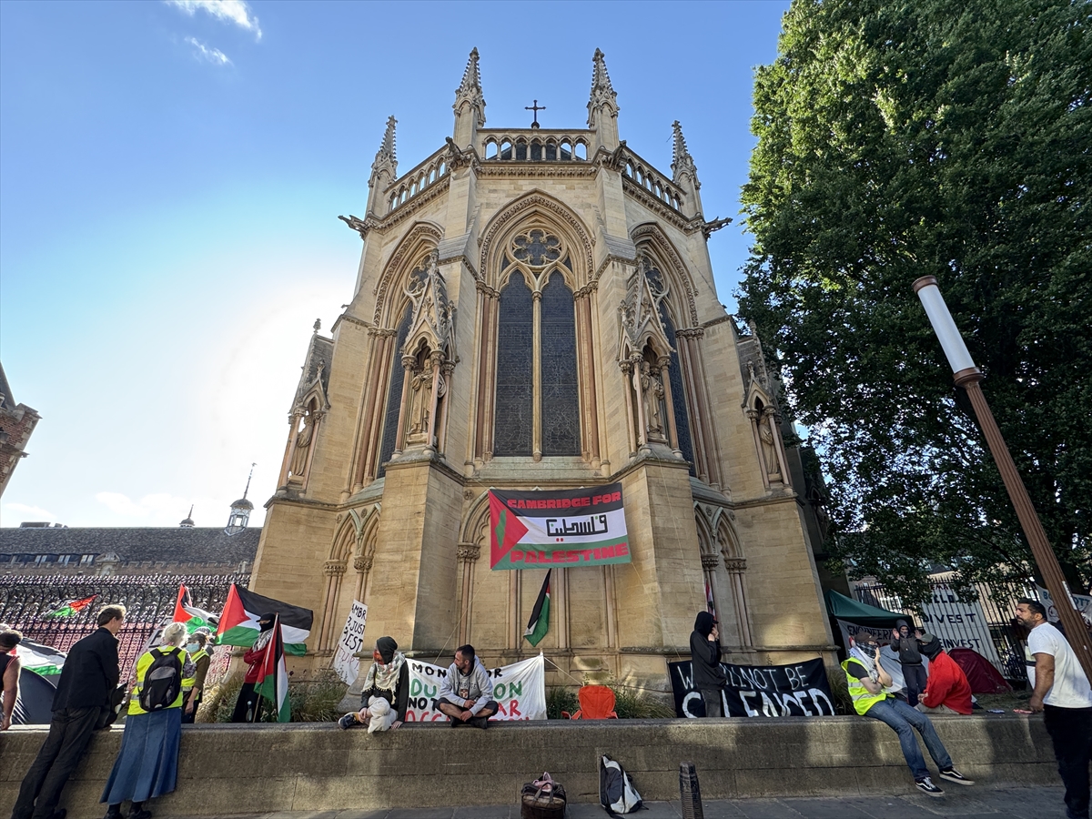 Cambridge öğrencileri, İsrail'le ilişkilerin kesilmesi talebiyle çadırlar kurarak eylem başlattı. (AA)