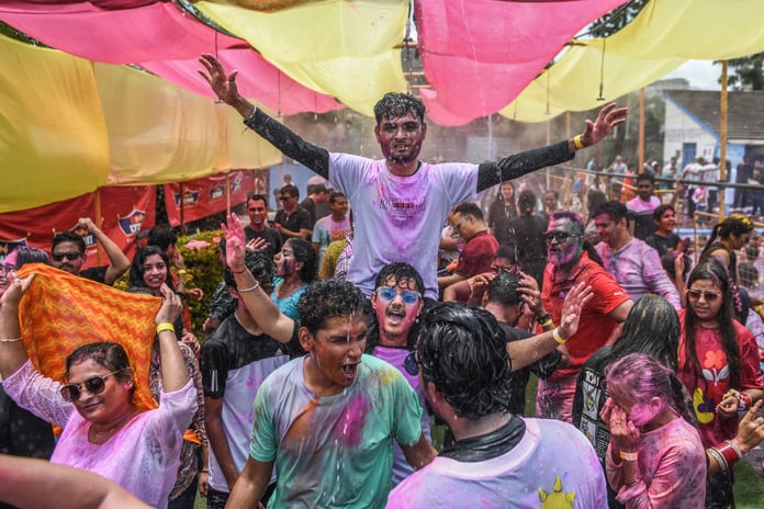 "Gulal" tozlarıyla gelen neşe