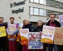 İngiltere’de asistan doktorlardan grev kararı: 5 günlük eylem başlıyor