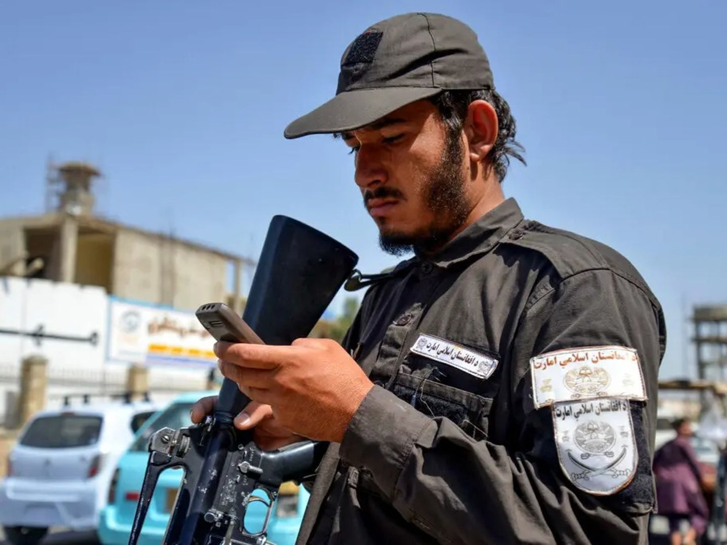 Taliban’dan akıllı telefon yasağı