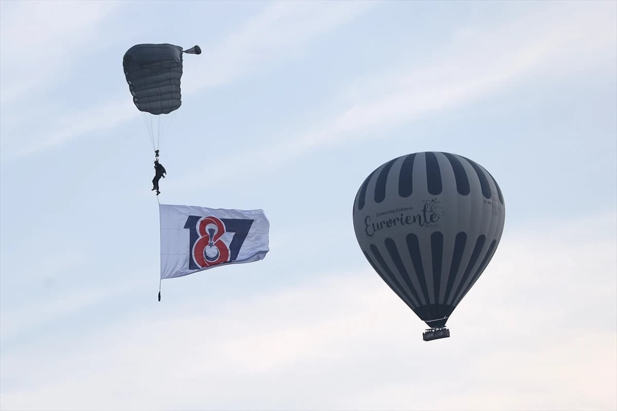 Kapadokya semalarında nefes kesen gösteri: JÖAK paraşüt timi sıcak hava balonundan atladı
