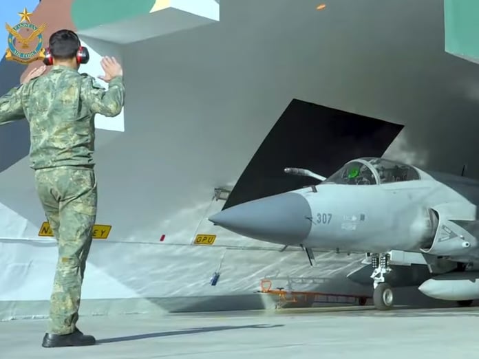 Azerbaycanlı askerler JF-17 savaş uçağı için Pakistan’daki eğitimlerini tamamladı