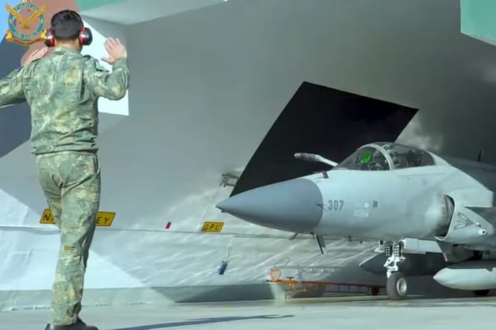 Azerbaycanlı askerler JF-17 savaş uçağı için Pakistan’daki eğitimlerini tamamladı