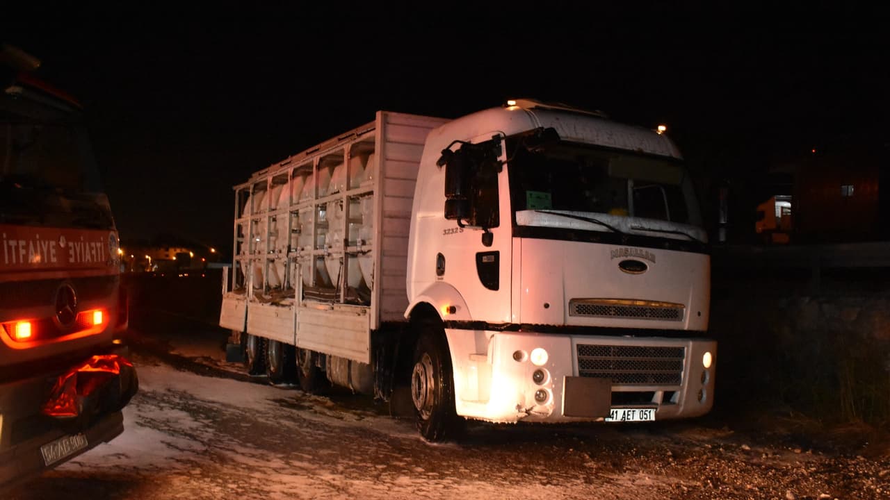 Kamyondan sızan kimyasal maddeyi soluyan iki kişi hastaneye kaldırıldı
