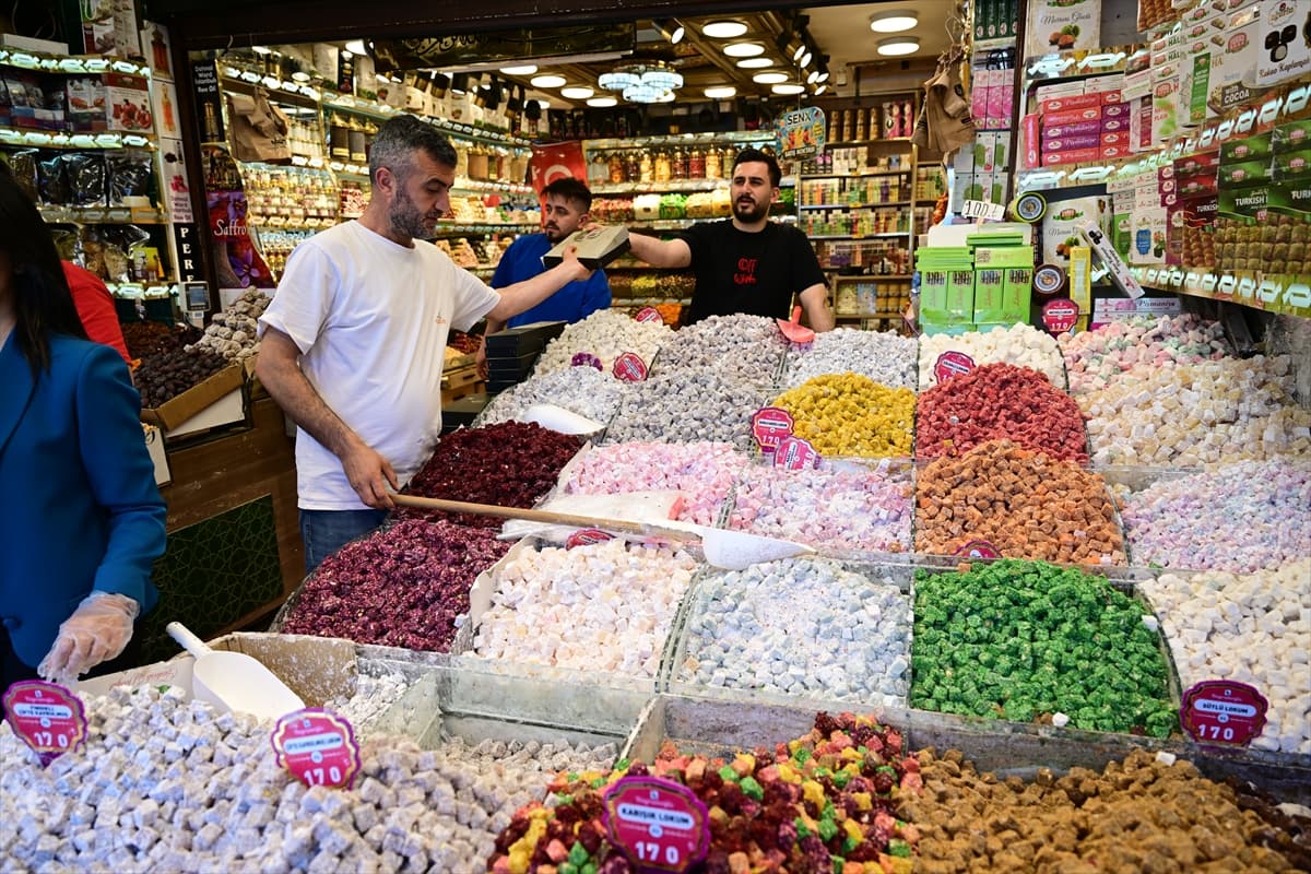 Bayram hazırlığında son düzlük: Tarihi Yarımada'da iğne atsan yere düşmüyor