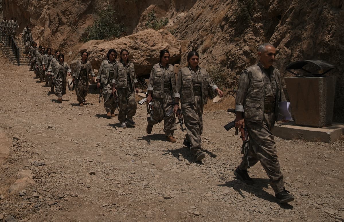 PKK'dan bir grup silahlarını imha etti