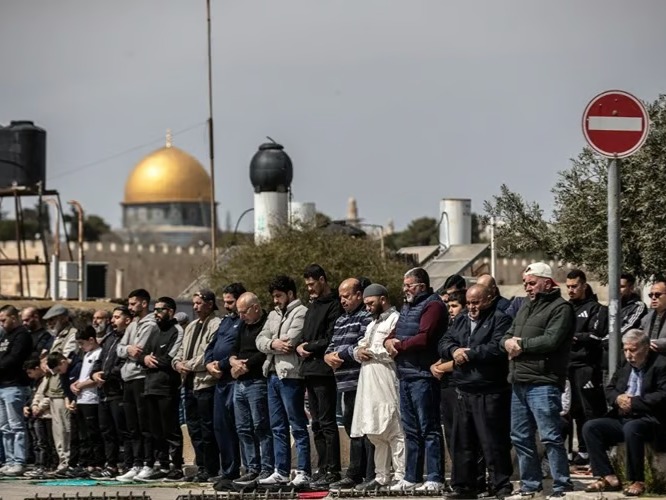 İsrail Mescid-i Aksa'da Cuma namazı kılınmasını engelledi