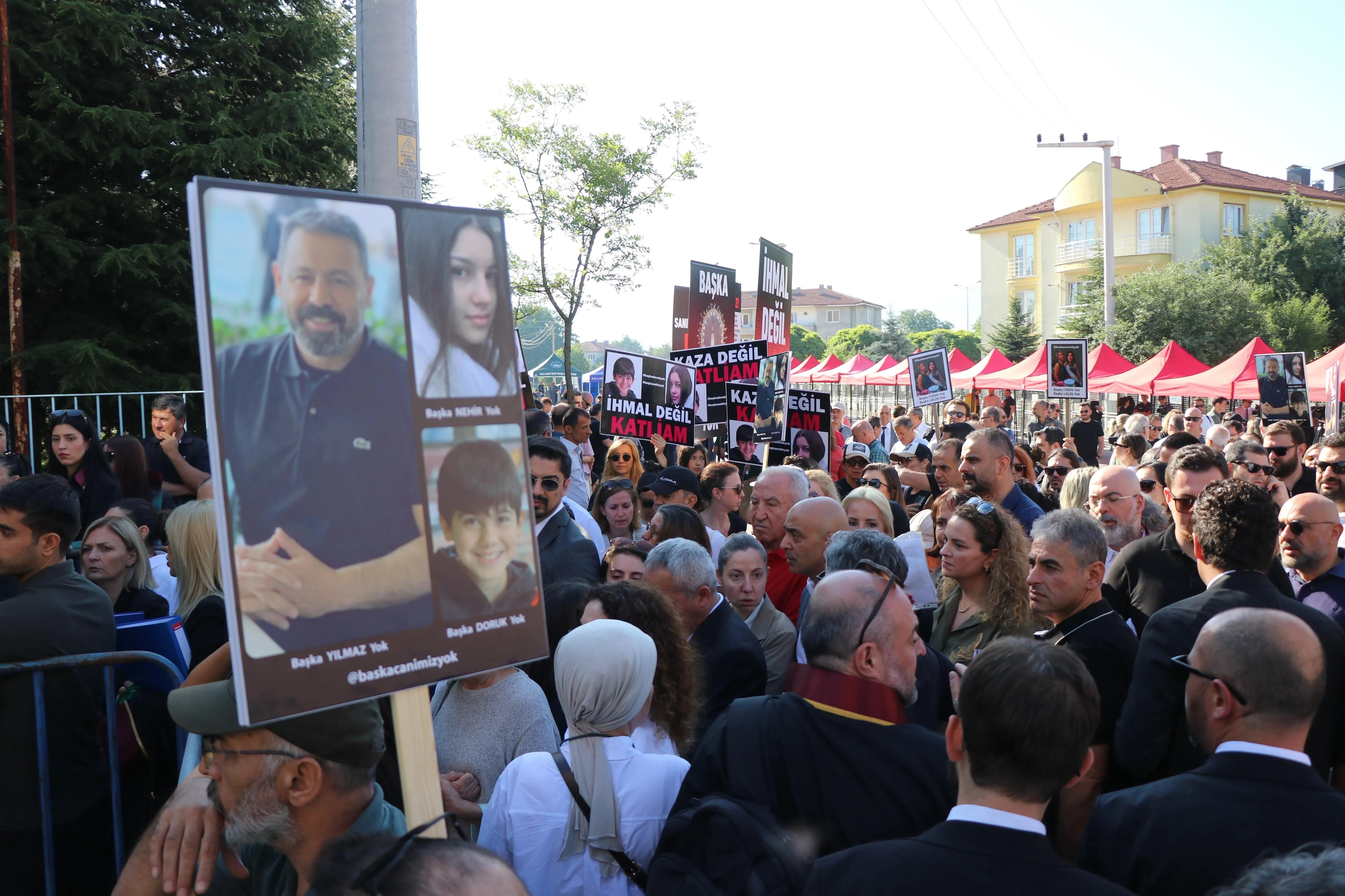 "Onlar arabalarını kurtarmaya giderken bizim canlarımız içeride dumandan boğuluyordu"