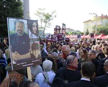 "Onlar arabalarını kurtarmaya giderken bizim canlarımız içeride dumandan boğuluyordu"