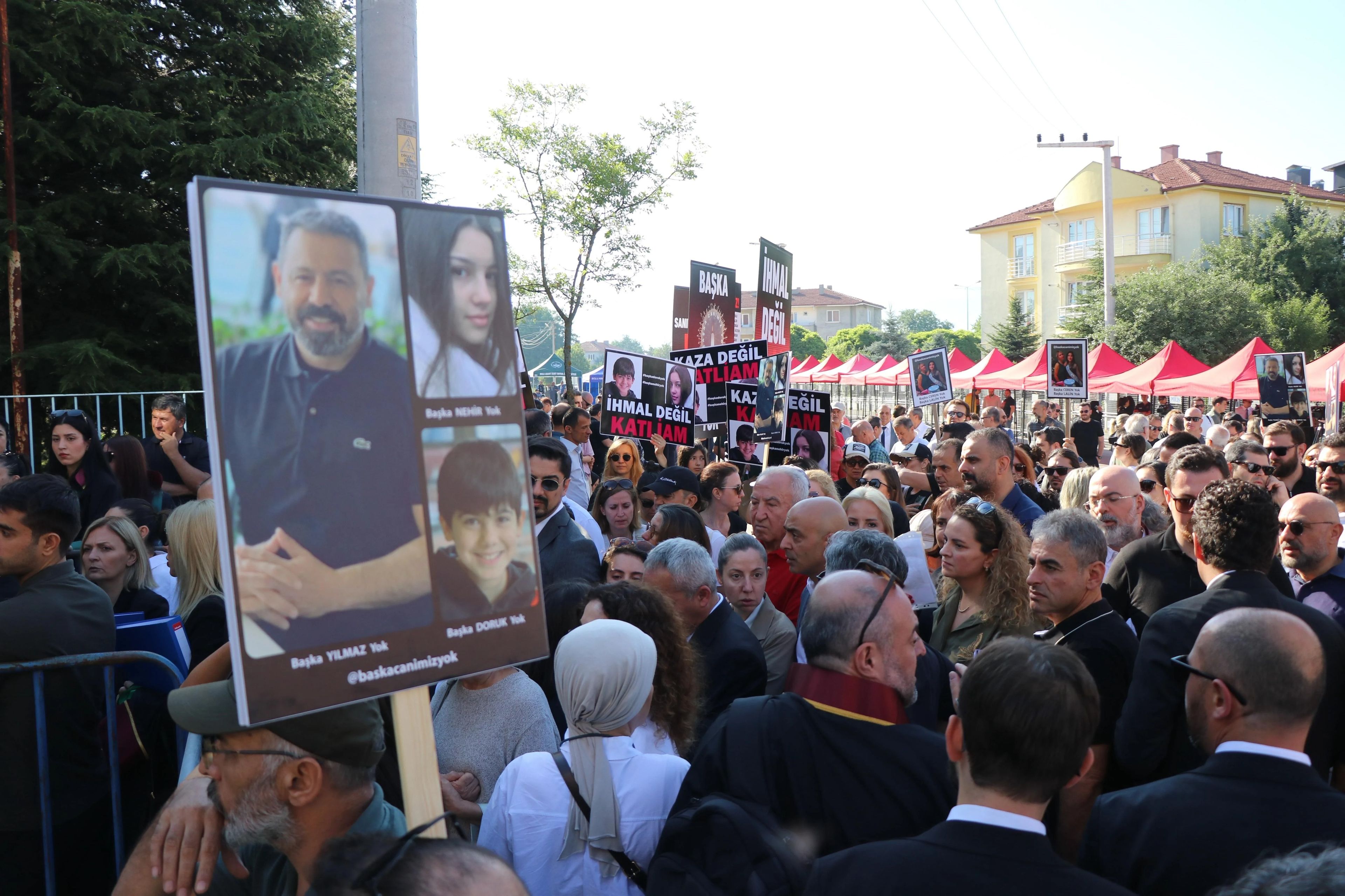 "Onlar arabalarını kurtarmaya giderken bizim canlarımız içeride dumandan boğuluyordu"