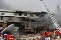 Karaçi'de alışveriş merkezinde yangın faciası: 11 ölü