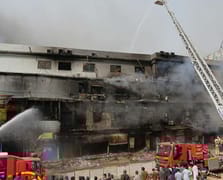 Karaçi'de alışveriş merkezinde yangın faciası: 11 ölü