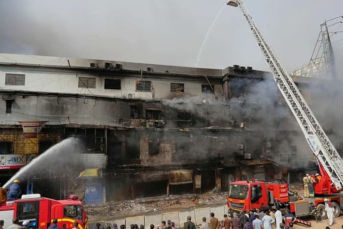 Karaçi'de alışveriş merkezinde yangın faciası: 11 ölü