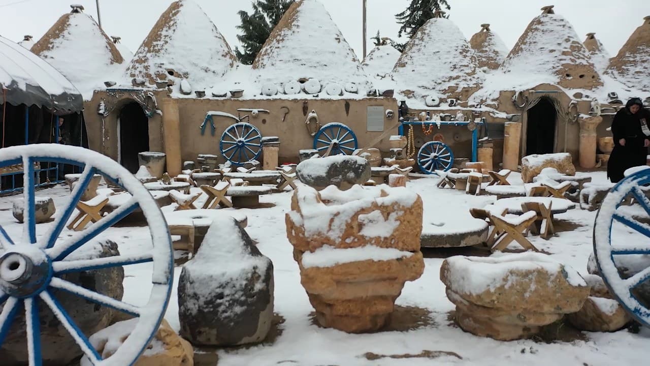 Tarihi Harran’da kartpostallık kar manzarası: Kümbet evler beyaza büründü