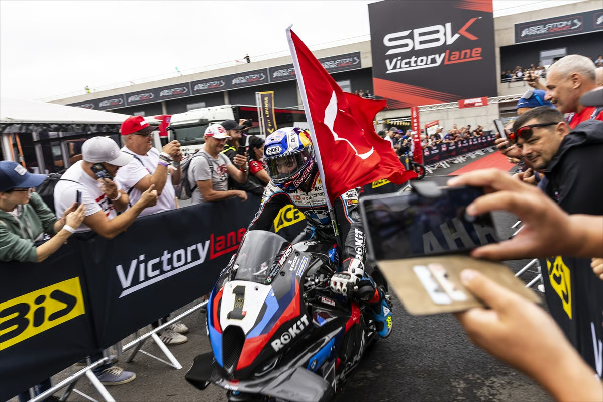 Superbike lideri Toprak durdurulamıyor
