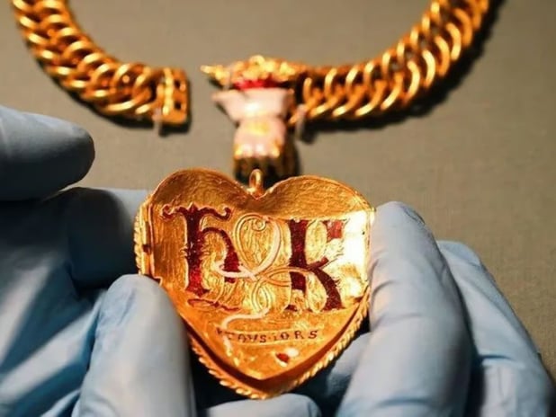 Tarlada yürürken 4.6 milyon dolarlık kolye buldu