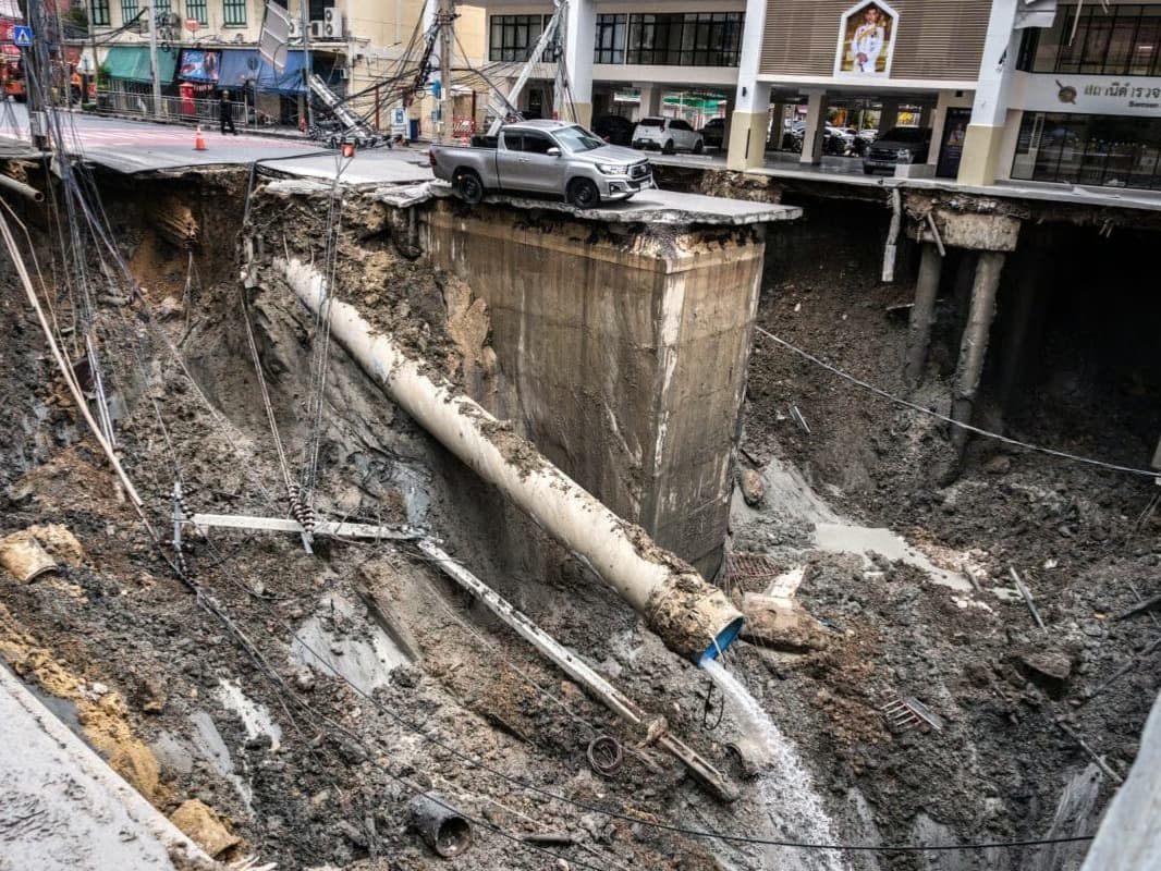 Bangkok'da yol çöktü