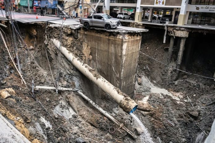 Bangkok’ta yol çöktü 50 metre derinliğinde dev çukur oluştu