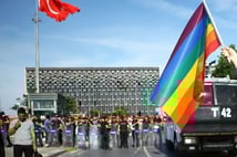 Cinsiyet değişikliği ve LGBT propaganda faaliyetlerine hapis cezası geliyor