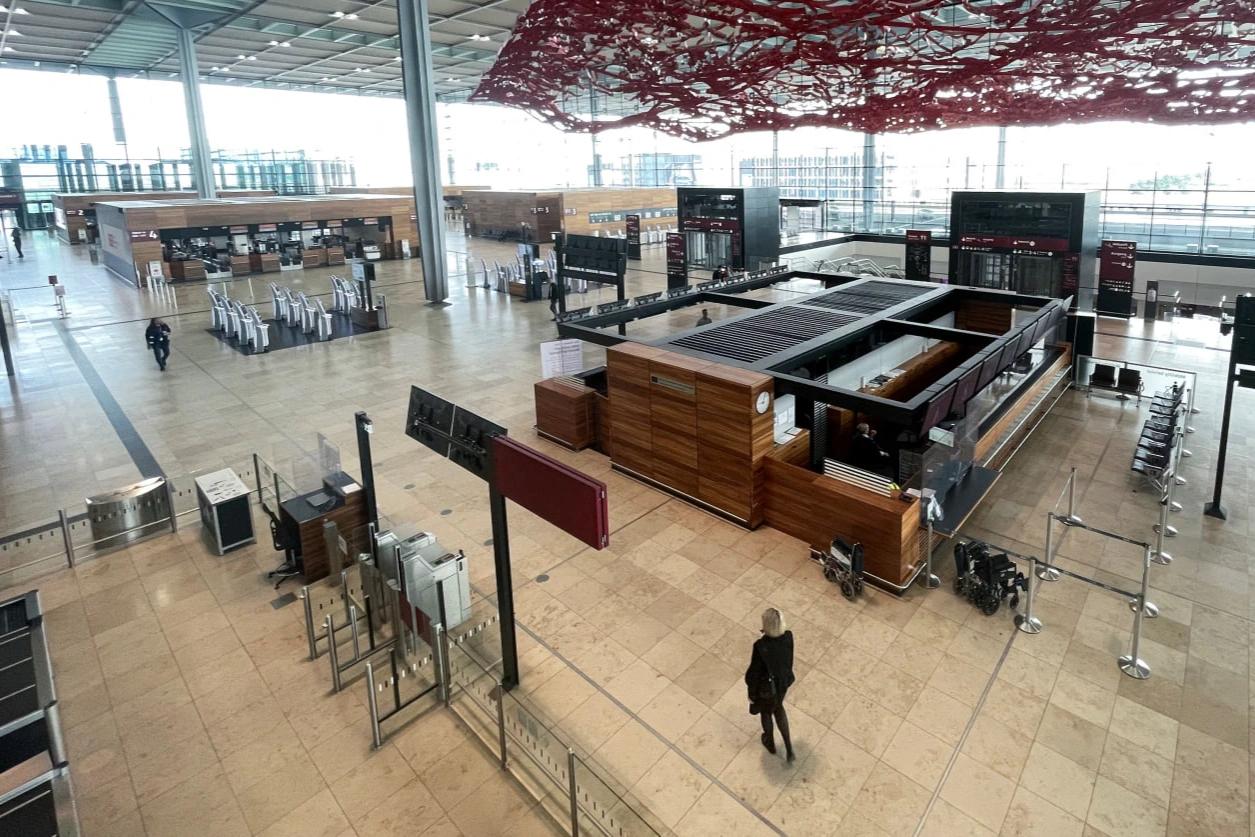 Berlin Havalimanı'nda zehirli madde alarmı: Terminal 1 tahliye edildi