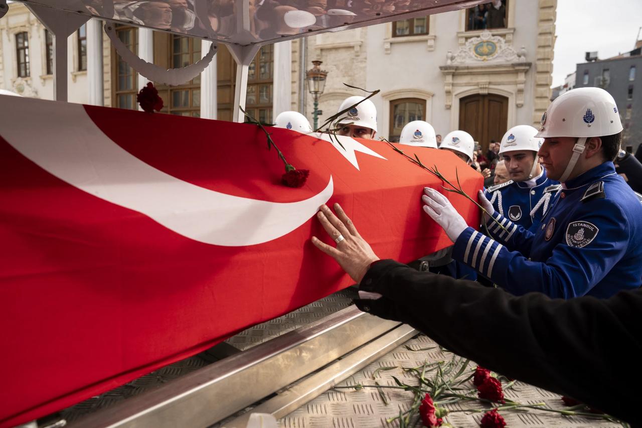 Usta oyuncu Haldun Dormen son yolculuğuna uğurlandı