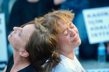 Mattia Ahmet Minguzzi'nin annesi Bakırköy'de oturma eylemi yaptı