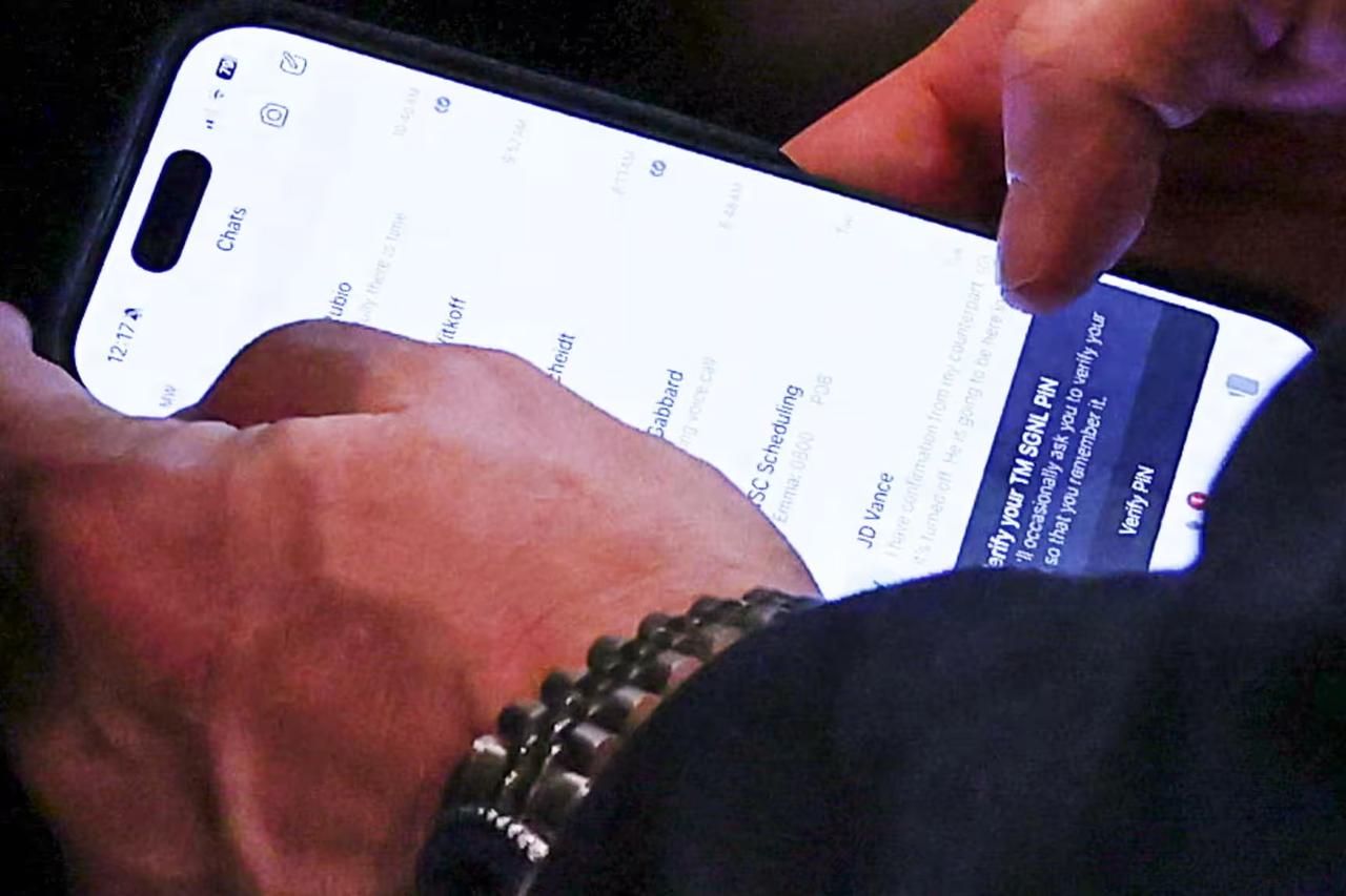 Waltz, Kabine toplantısı sırasında telefonunda bir mesajlaşma uygulamasına bakıyor. (Reuters)