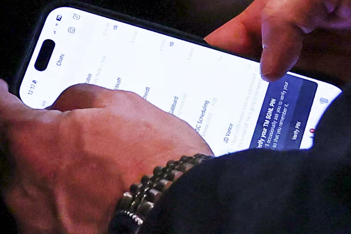 Waltz, Kabine toplantısı sırasında telefonunda bir mesajlaşma uygulamasına bakıyor. (Reuters)