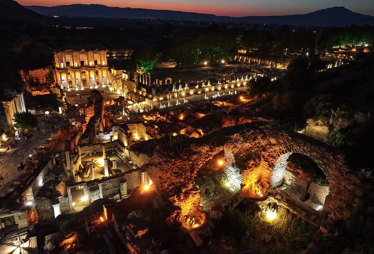 Efes Antik Kenti gece müzeciliği başladı! Günleri ve saatleri belli oldu