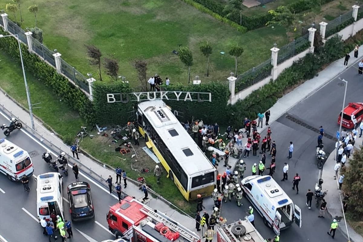 İETT otobüsü bahçe duvarına çarptı