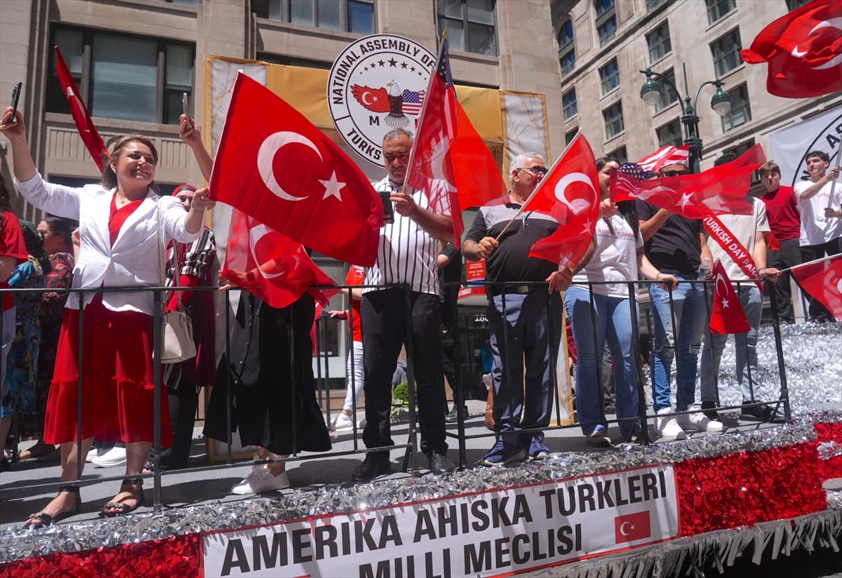 New York'ta 42. Geleneksel Türk Günü Yürüyüşü düzenlendi