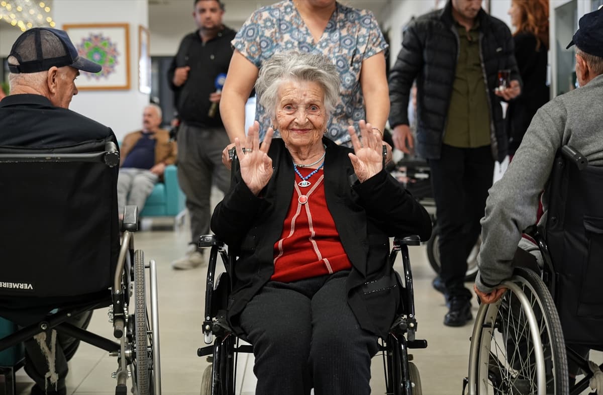 100 yıllık çınarın doğum günü dileği gerçek oldu: İzmir'de asırlık kutlama