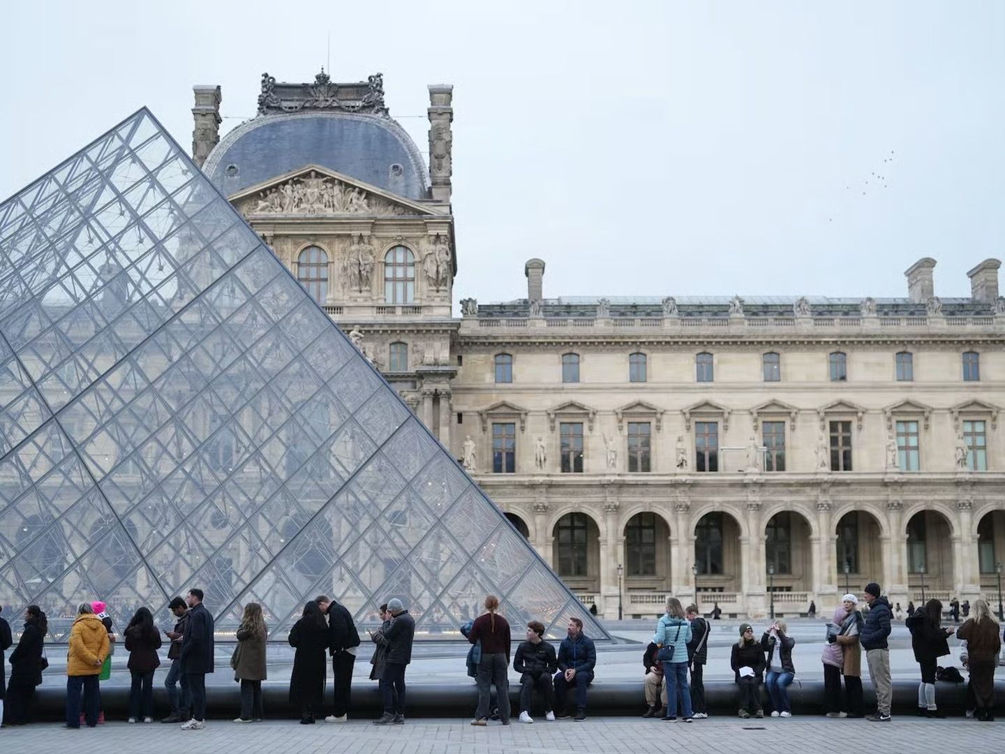 Louvre müzesi bu kez de dolandıcılıkla gündemde 