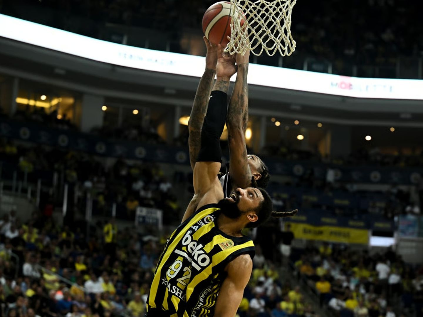 Basketbol Süper Ligi final serisinde gergin geçen ilk maçta Fenerbahçe kazandı: Beşiktaş başantrenörü diskalifiye oldu