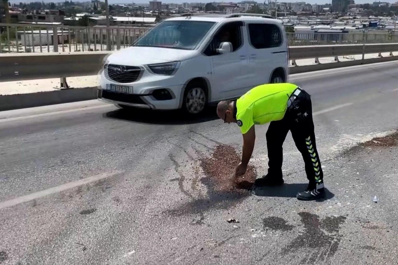 Olası faciayı avuçlarıyla önledi: Polisin çabası takdir topladı