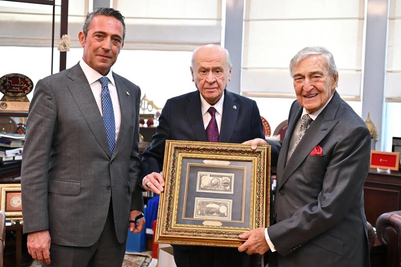 Koç Ailesi’nin Bahçeli’ye verdiği hediyenin sırrı ortaya çıktı: Çerçeveden “Bozkurtlu 5 Lira” çıktı