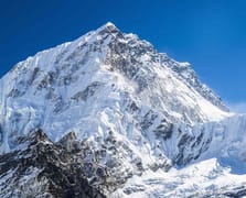 Everest Dağı’nda kar fırtınası nedeniyle yaklaşık bin kişi mahsur kaldı