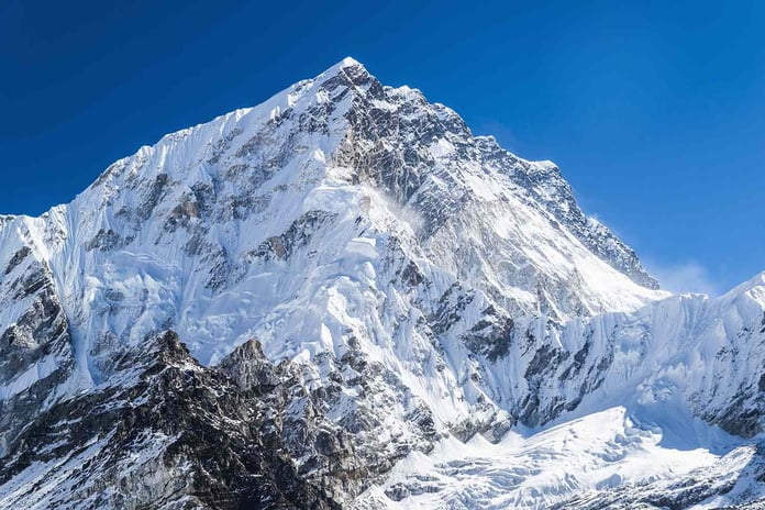 Everest Dağı’nda kar fırtınası nedeniyle yaklaşık bin kişi mahsur kaldı